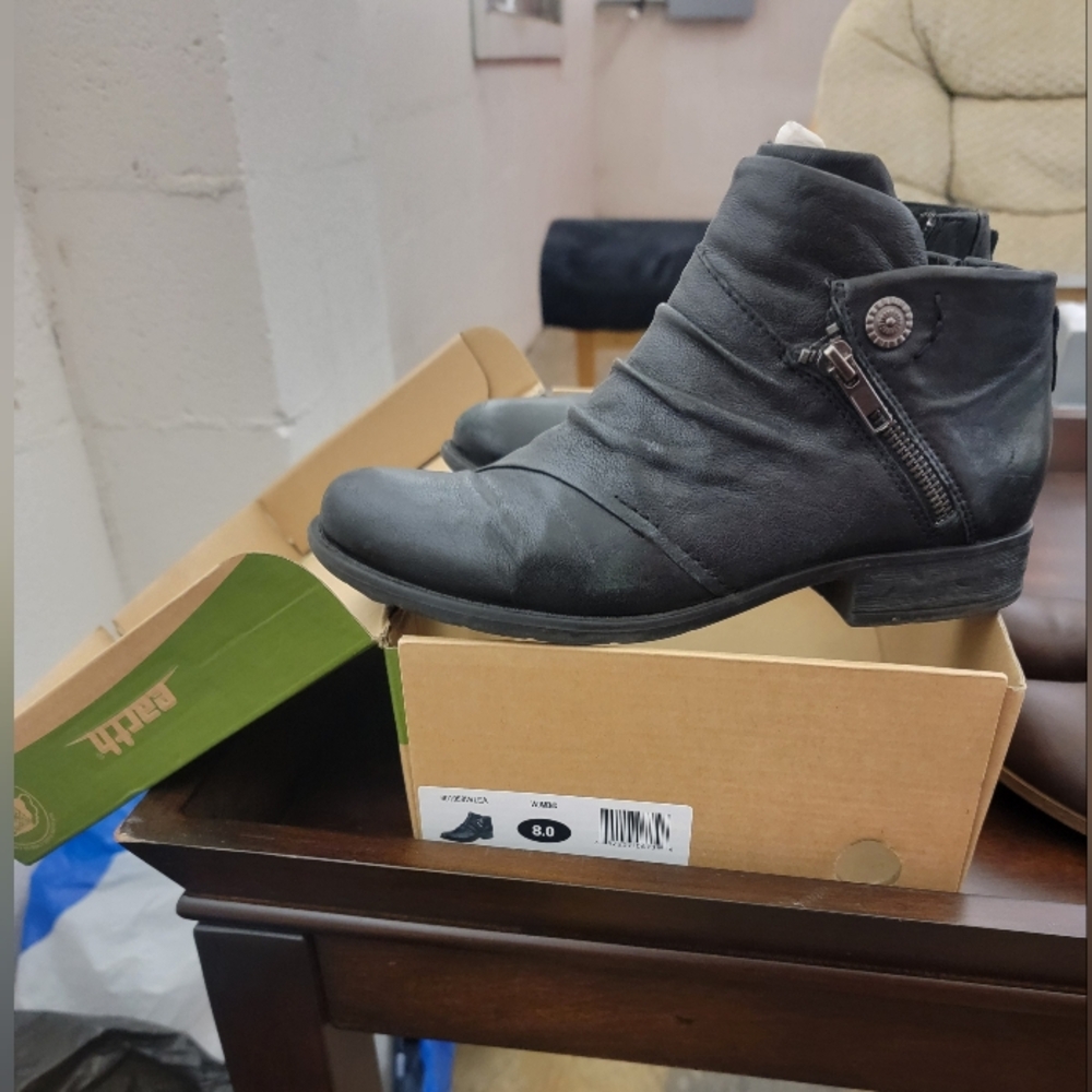 Earth women black boots 8